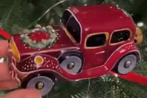 Видеообзор о елочной игрушке "Рождественское авто"