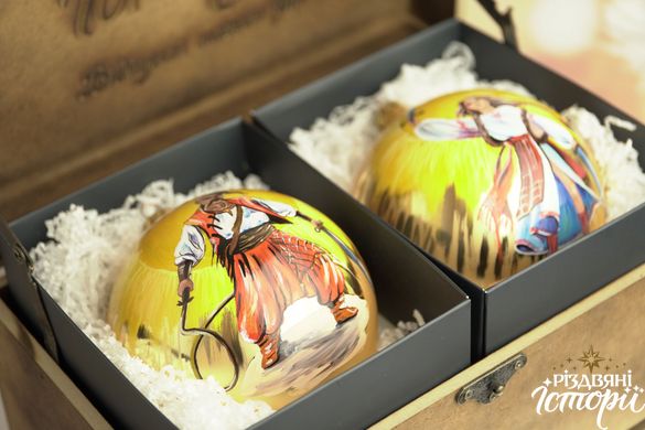 A set of balls in a wooden gift box "Indestructible"